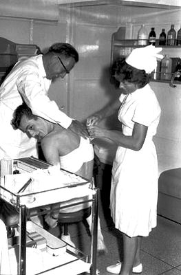 v.l. Dr. Dietrich Evers, Patient, Schwester Irene v. Bollhöfe
