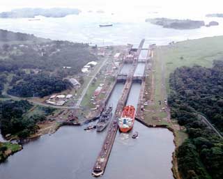 Gatun Locks-04