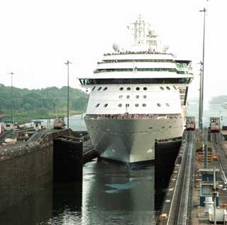 Gatun Locks-08