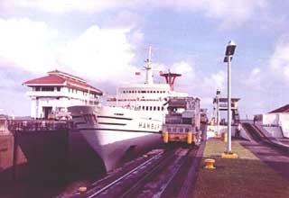  Gatun Locks-09