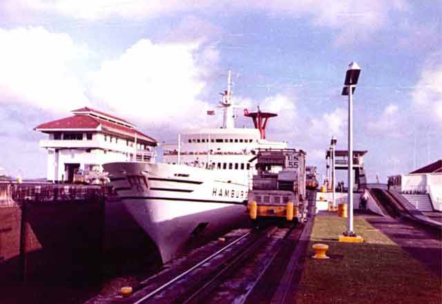 Gatun Locks-09