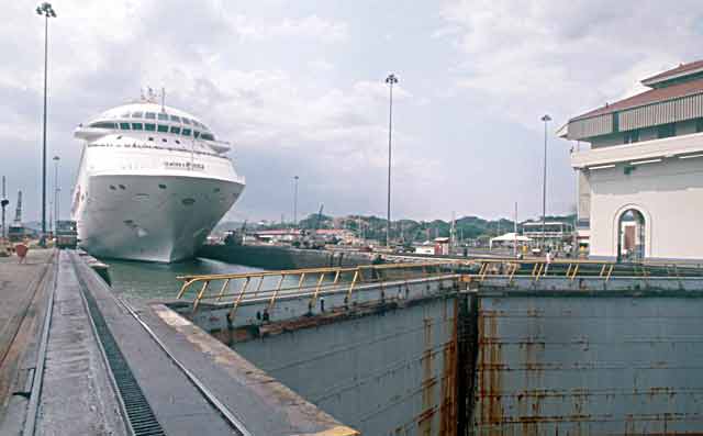 Miraflores Locks-18