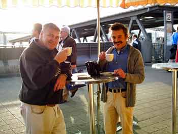 ... un do ston'se an der Kaffebud un' schütte sich de Kaffe in d' Kopp