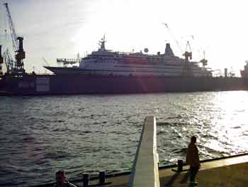 die Albatros von Phoenix-Reisen im Dock